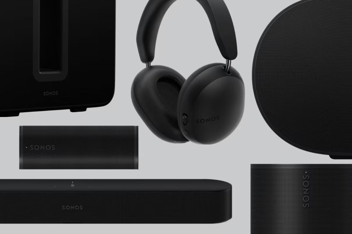 Headphones vs Smart Speakers Headphones vs Smart Speakers